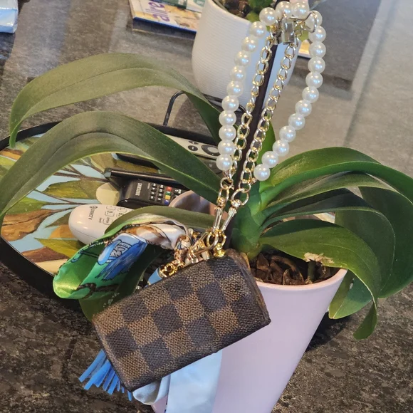 Louis Vuitton Damier Ebene 4 Key Case Holder W/Twilly, Charms, & Wristlet Added - Picture 15 of 17